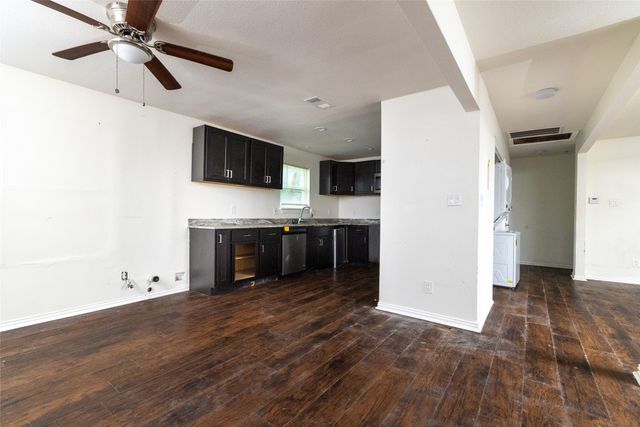 805 E Belt Line Road, Desoto, TX 75115