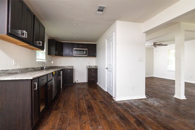 805 E Belt Line Road, Desoto, TX 75115