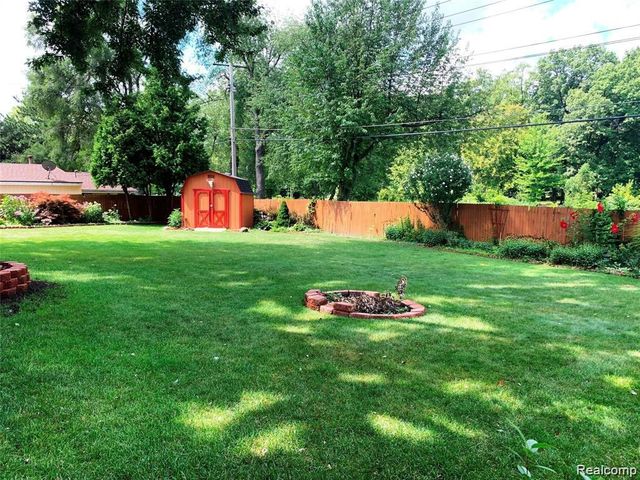 1693 Ashstan Drive, Walled Lake, MI 48390