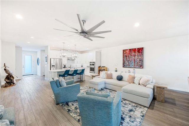 13058 Pembroke DR, Naples, FL 34105