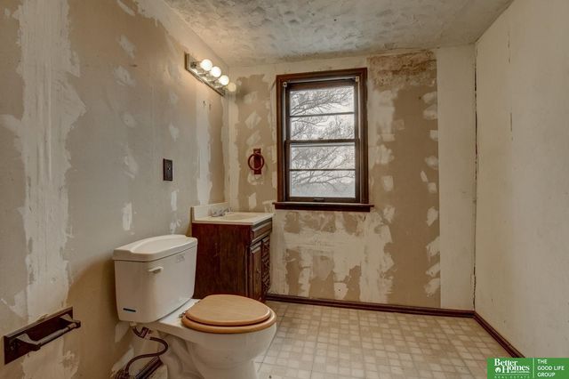 3320 N 69th Street, Omaha, NE 68104