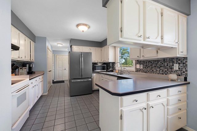 2924 RIDGEWAY DRIVE, Neenah, WI 54956