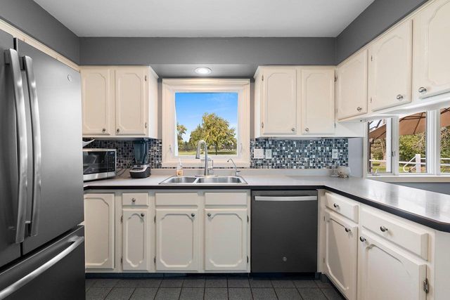 2924 RIDGEWAY DRIVE, Neenah, WI 54956