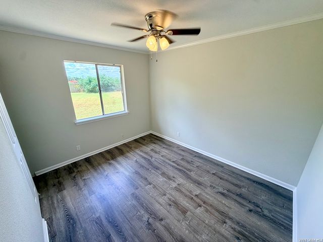254 FLINTSTONE LN, Universal City, TX 78148