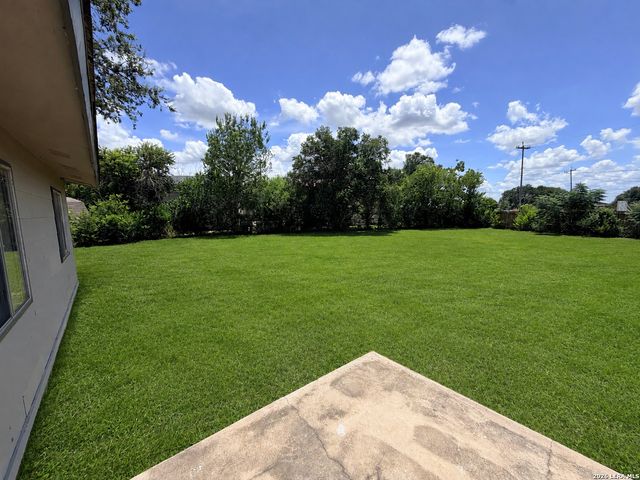 254 FLINTSTONE LN, Universal City, TX 78148