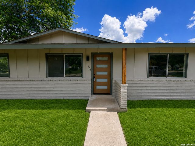 254 FLINTSTONE LN, Universal City, TX 78148