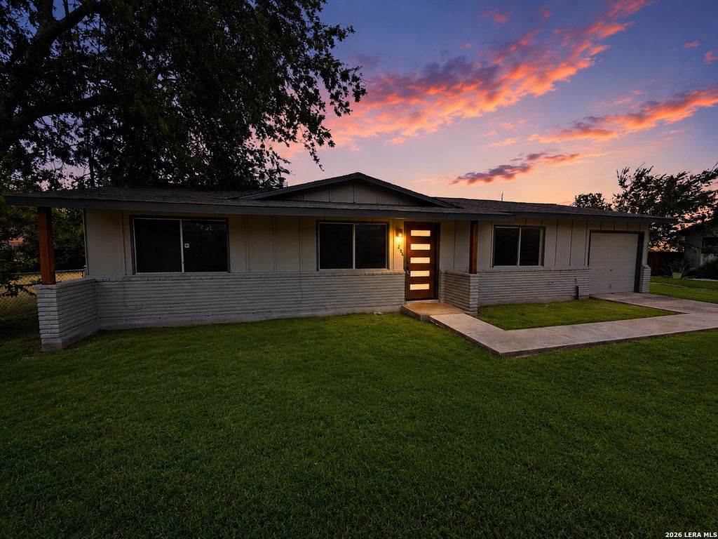 254 FLINTSTONE LN, Universal City, TX 78148