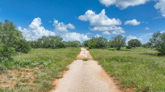 2880 CR 307, Jourdanton, TX 78026