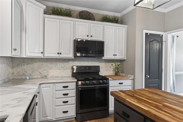 718 Creekwood DR, Chesapeake, VA 23323