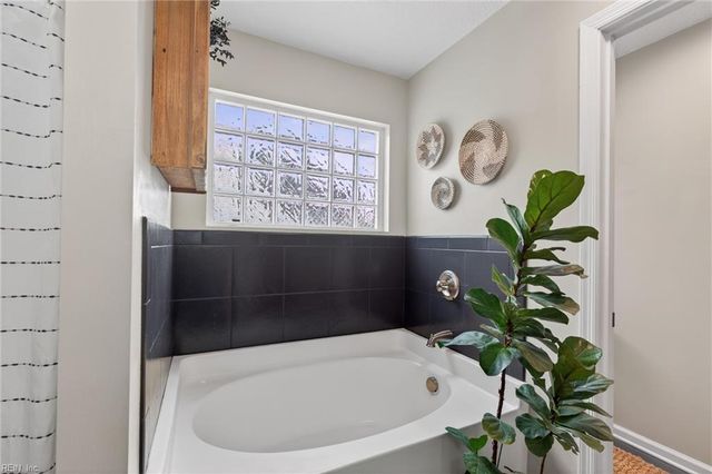 718 Creekwood DR, Chesapeake, VA 23323