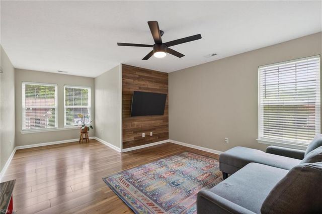 718 Creekwood DR, Chesapeake, VA 23323