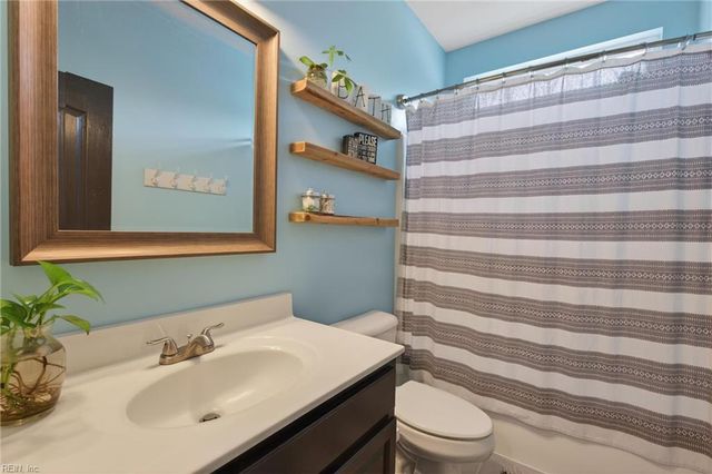 718 Creekwood DR, Chesapeake, VA 23323