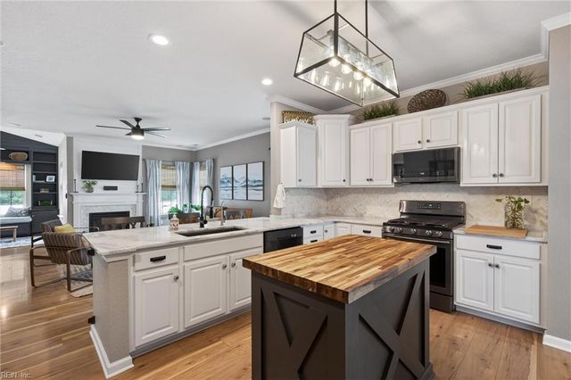 718 Creekwood DR, Chesapeake, VA 23323