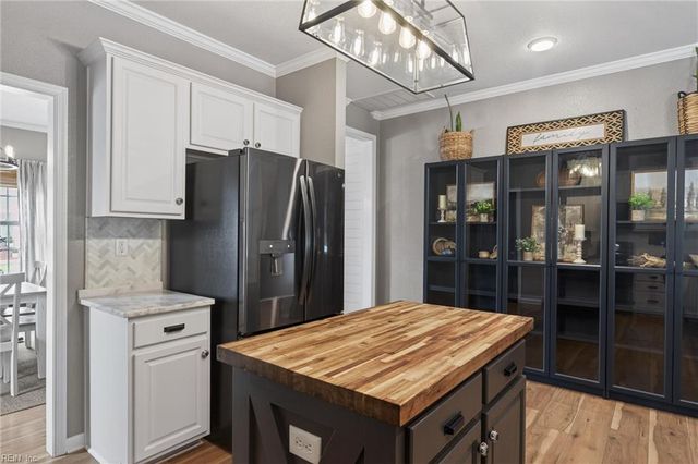 718 Creekwood DR, Chesapeake, VA 23323