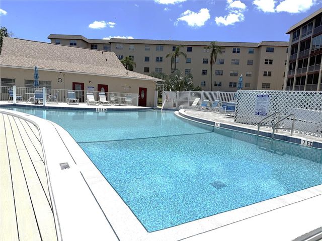 3915 LAKE BAYSHORE DRIVE 306, Bradenton, FL 34205