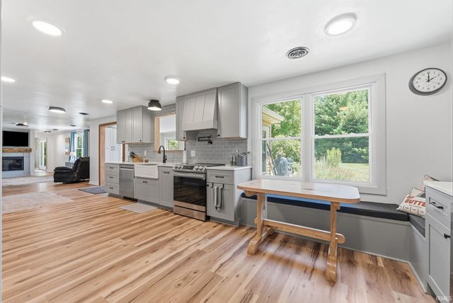 7018 Kings Row, Woodburn, IN 46797