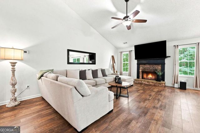 212 Oak Hollow Court, White, GA 30184