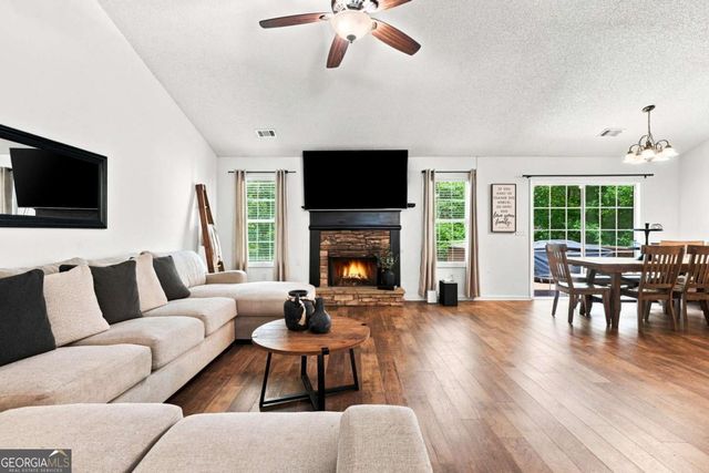 212 Oak Hollow Court, White, GA 30184