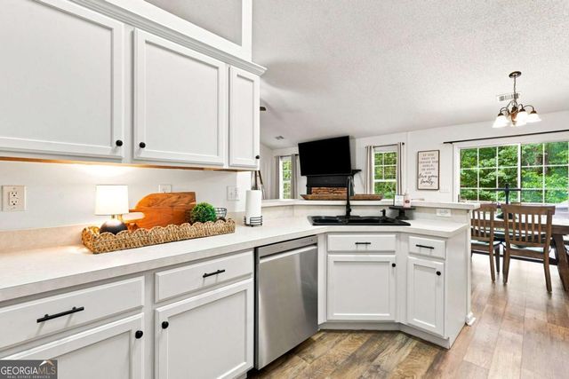 212 Oak Hollow Court, White, GA 30184