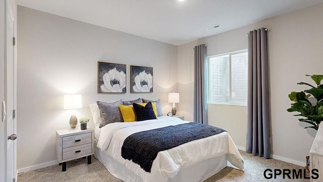 11951 S 114th Avenue, Papillion, NE 68046