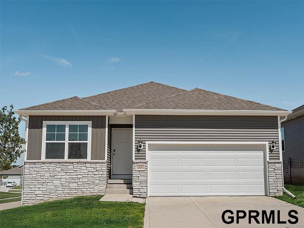 11951 S 114th Avenue, Papillion, NE 68046
