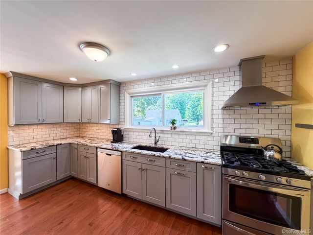 23 Caywood Place, Hyde Park, NY 12538