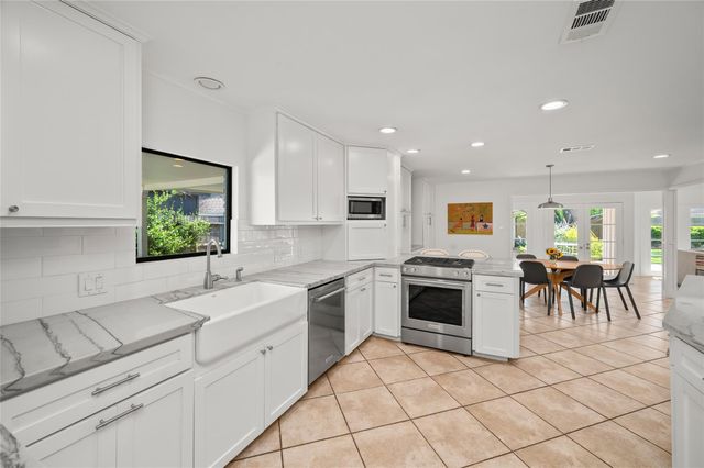 7815 Fairdale Lane, Houston, TX 77063