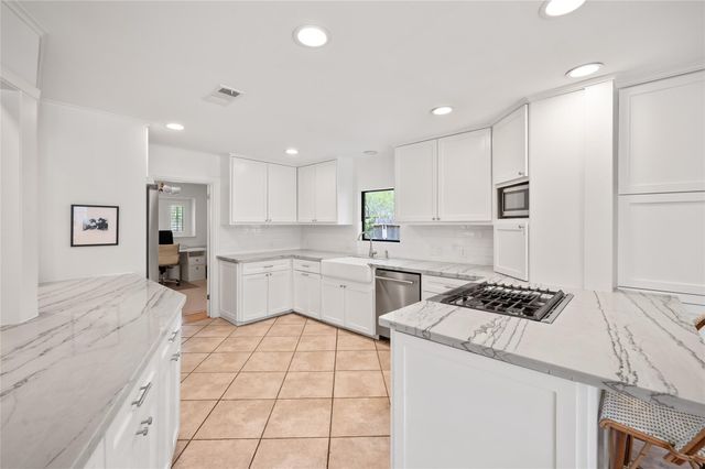 7815 Fairdale Lane, Houston, TX 77063