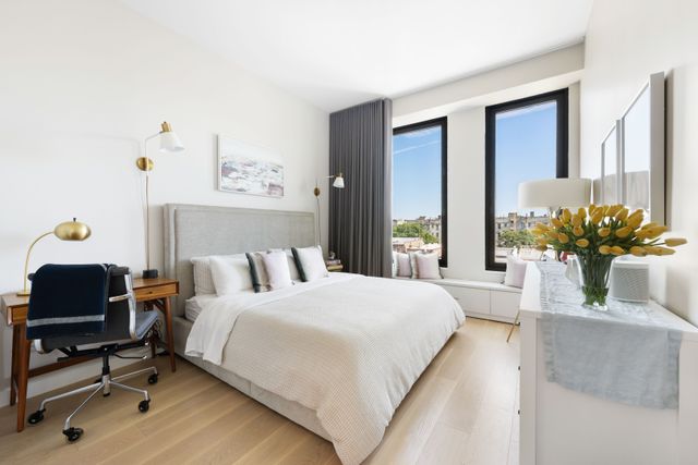 2121 31st St Apt 4E, New York City, NY 11105