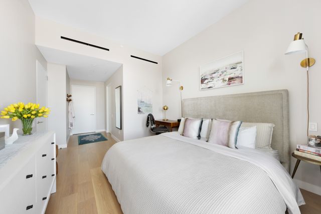 2121 31st St Apt 4E, New York City, NY 11105