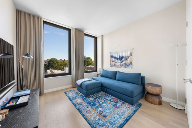 2121 31st St Apt 4E, New York City, NY 11105