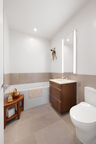 2121 31st St Apt 4E, New York City, NY 11105