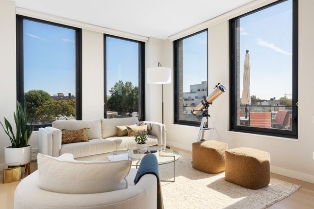 2121 31st St Apt 4E, New York City, NY 11105