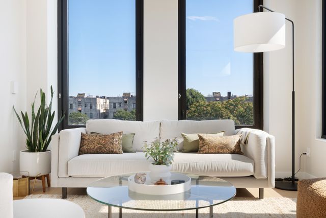 2121 31st St Apt 4E, New York City, NY 11105