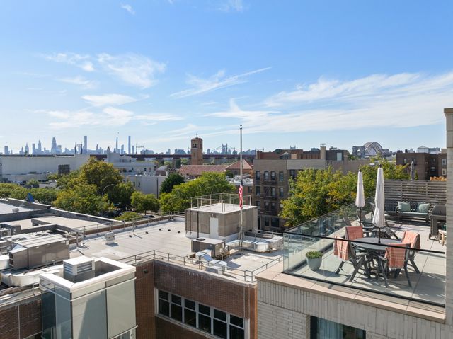 2121 31st St Apt 4E, New York City, NY 11105