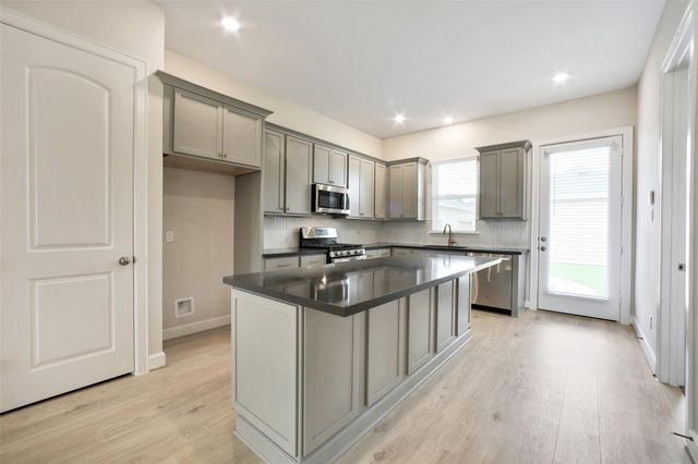 2517 S Houston Avenue, Pearland, TX 77581