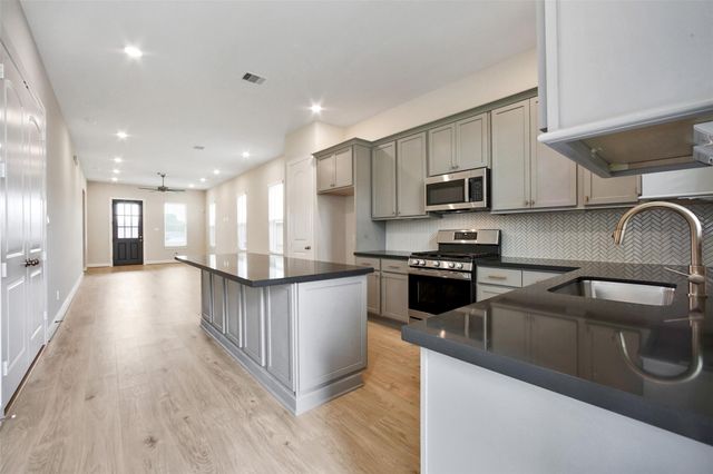 2517 S Houston Avenue, Pearland, TX 77581