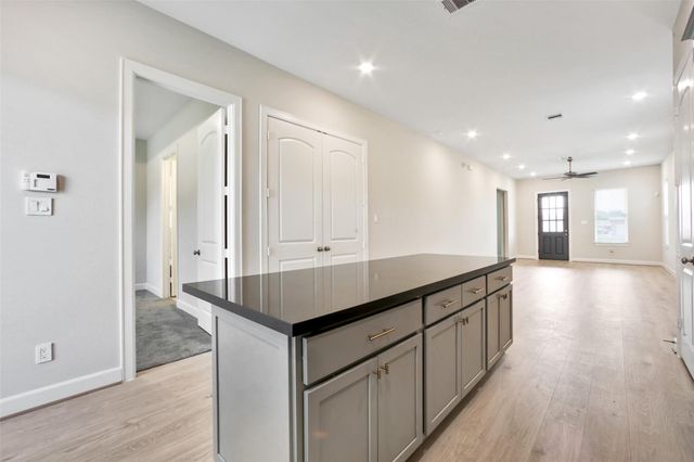 2517 S Houston Avenue, Pearland, TX 77581