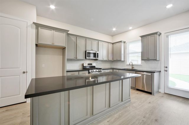 2517 S Houston Avenue, Pearland, TX 77581