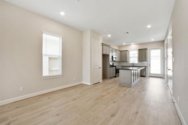 2517 S Houston Avenue, Pearland, TX 77581