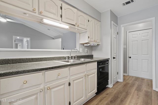 92 Hunter Drive, Ocean Springs, MS 39564