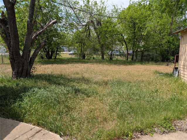 301 Park ST, Taylor, TX 76574