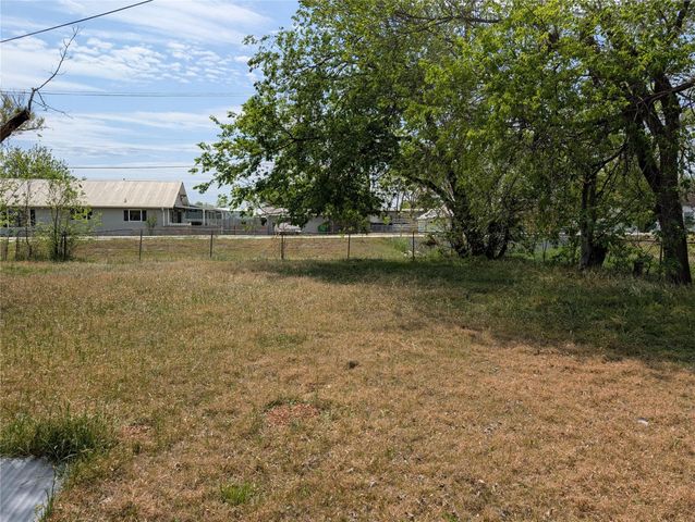 301 Park ST, Taylor, TX 76574