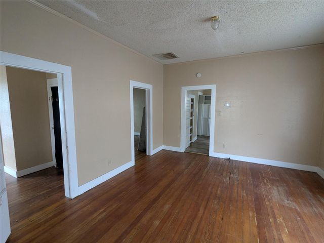 301 Park ST, Taylor, TX 76574