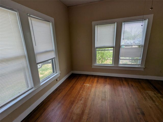 301 Park ST, Taylor, TX 76574