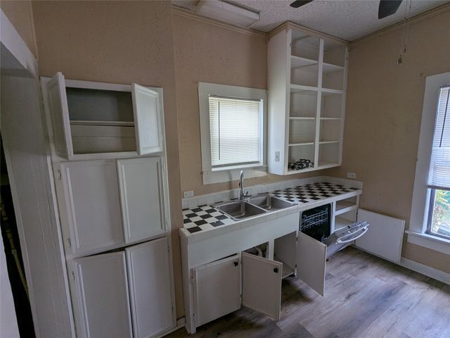 301 Park ST, Taylor, TX 76574