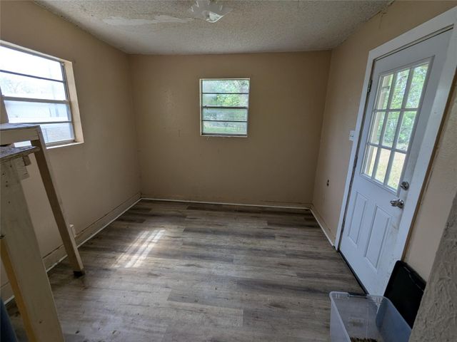 301 Park ST, Taylor, TX 76574