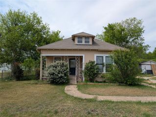301 Park ST, Taylor, TX 76574