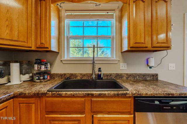 137 Sunrise Meadow Court, Mount Carmel, TN 37645