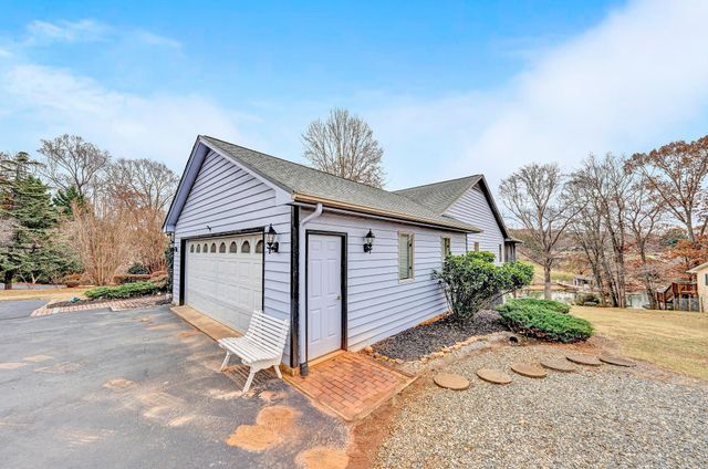 110 Club House DR, Moneta, VA 24121